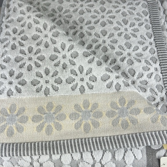 Alfred Sung Bath Towel Set Daisies Gray Yellow White Floral Cotton 2 pc Set NEW - Picture 7 of 8
